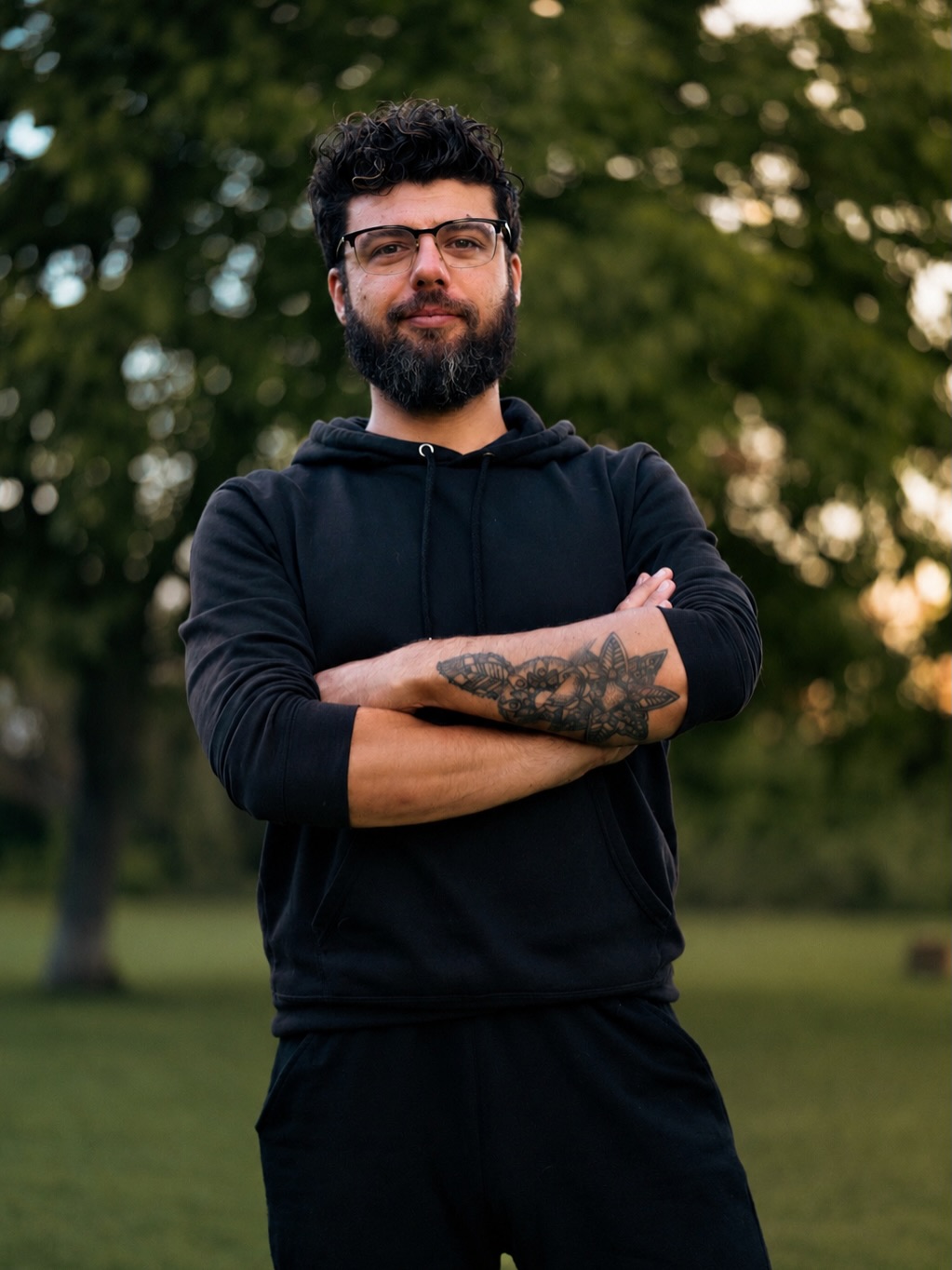 Davide, titolare di Pet's Paradise, nel parco della struttura
